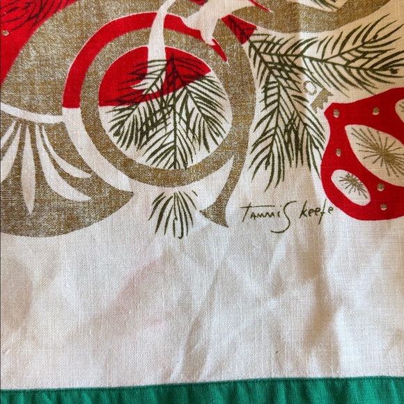 Tammis Keefe Vintage Christmas Table Cloth 128x192 - Picture 14 of 14